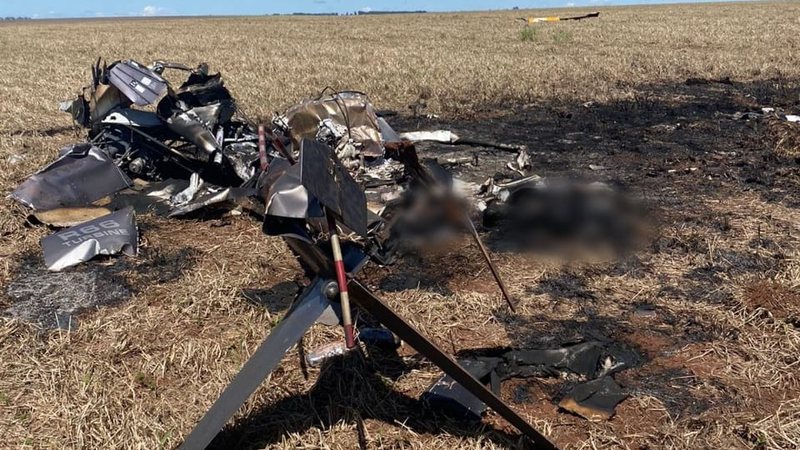 O helicóptero carregado com cocaína que explodiu e deixou dois corpos carbonizados em uma fazenda de Ponta Porã, cidade a 346 quilômetros da Capital, foi localizado por funcionários da propriedade que faziam pulverização de produtos químicos, na manhã desta quarta-feira (20). Ao lado da aeronave for