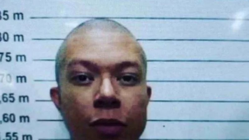 Dj Ivis é solto e sai da prisão com capuz escondendo o rosto