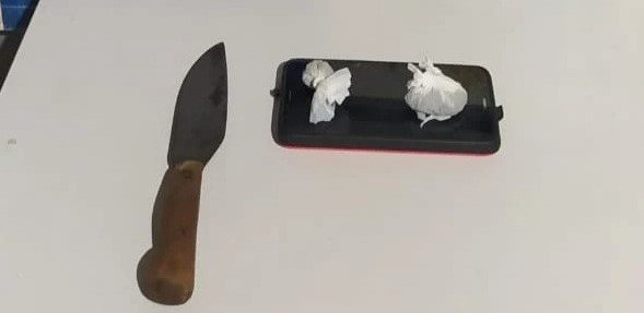 Polícia prende rapaz que estava vendendo drogas em frene à escola