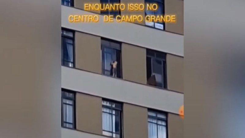 VÍDEO: Criança se pendura na janela do 9º andar de prédio em Campo Grande