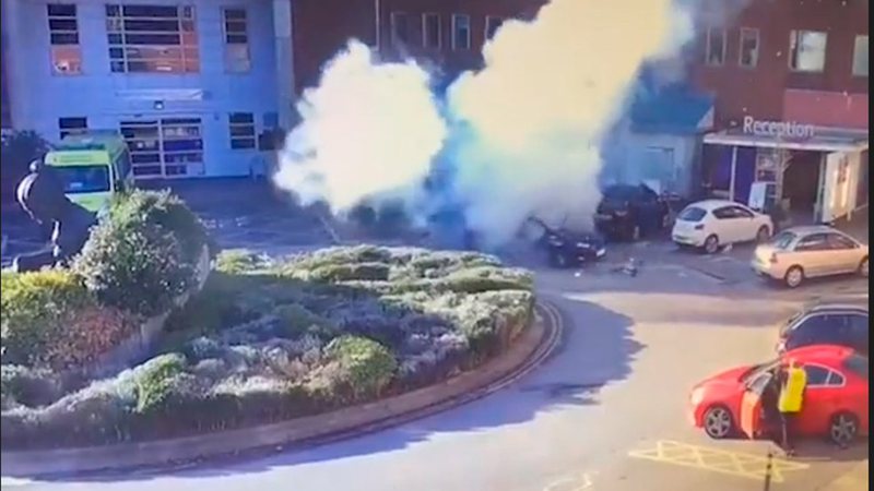 Reino Unido aumenta nível de ameaça terrorista para 'grave' após explosão de táxi
