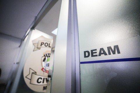 Pai flagra amigo estuprando filha no sofá de casa e rapaz é agredido e preso em Campo Grande