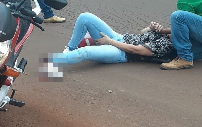 Mulher passa mal em moto e tem pé decepado após atingir carro em MS