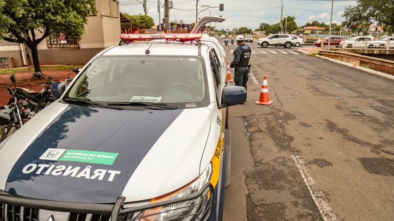 Criança solta mão da mãe e é atropelada em frente a shopping de Campo Grande