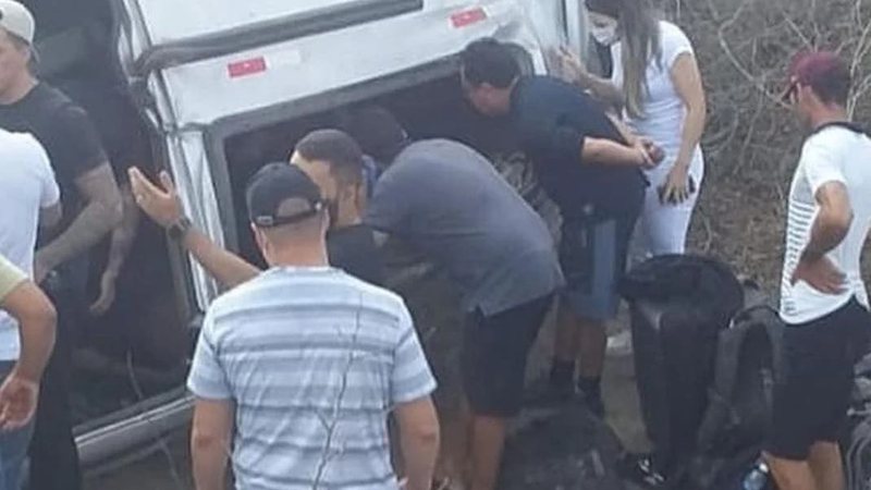 Van de Gusttavo Lima se envolve em acidente grave e capota após show