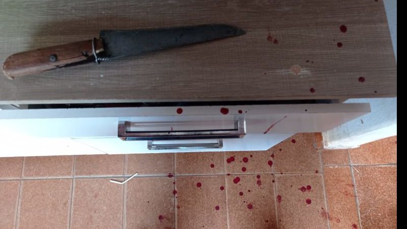 Rapaz acerta facada na própria mãe ao tentar atingir ex-companheira