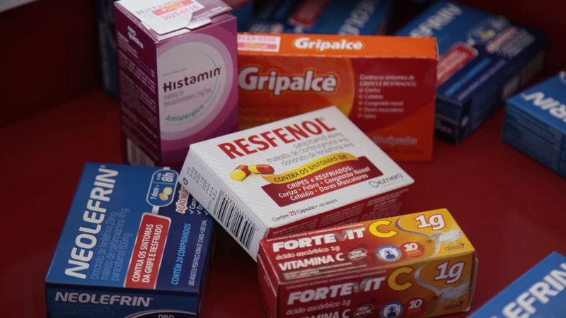 Aumento de casos de gripe faz busca por antigripais e xaropes disparar em farmácias de Campo Grande