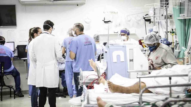 MS tem recorde em 2022 com 4,9 mil casos e 18 mortes por covid em 24 horas