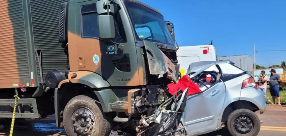 Motorista morre ao bater de frente com caminhão do Exército em MS
