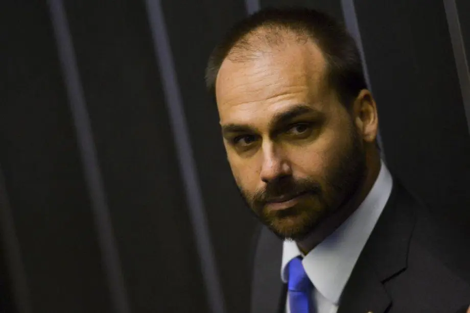 Avião que levava Eduardo Bolsonaro e outros políticos arremete após forte turbulência