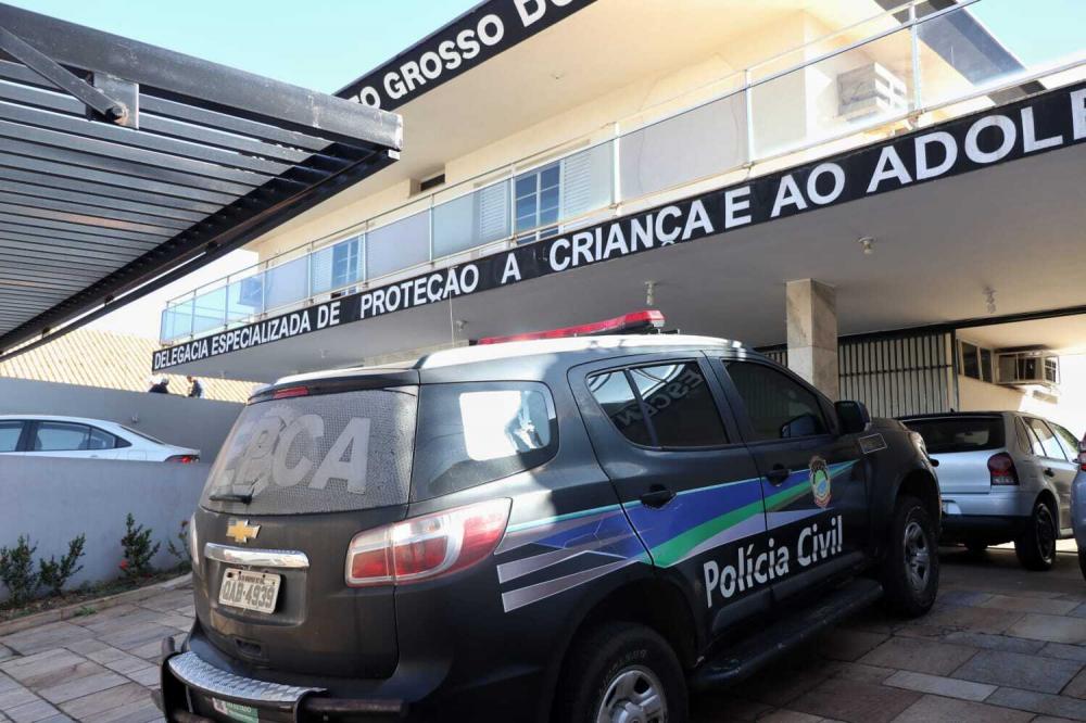 Casa de professora acusada de abuso é alvo de buscas 