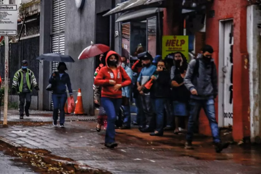 Chuva anuncia a chegada de nova frente fria em Campo Grande
