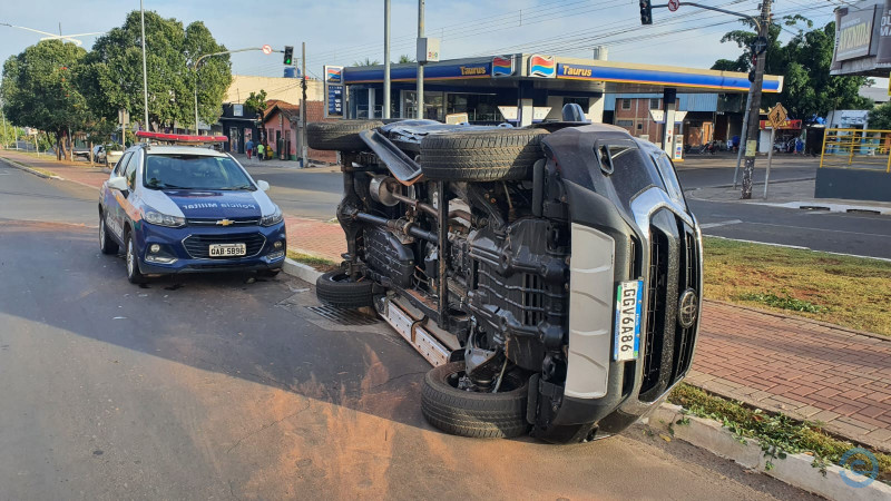 Camionete tomba após colisão na avenida Vírginia Ferreira, em Coxim