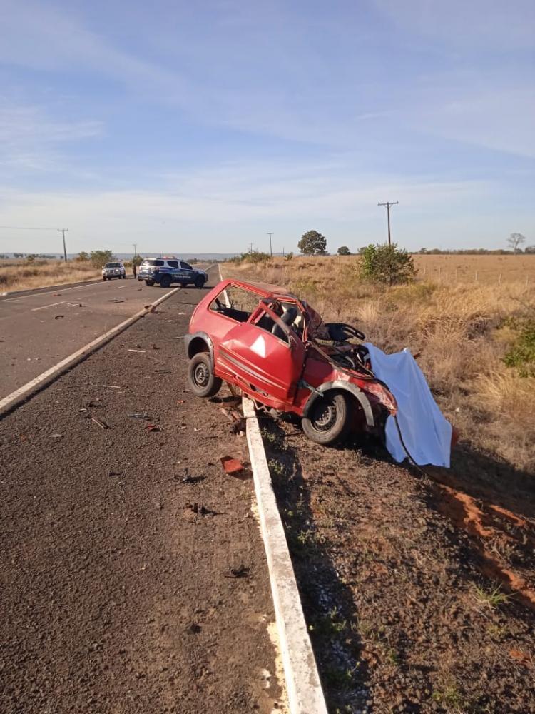 Ao invadir pista e colidir com carreta na BR-359 motorista de uno morre em Alcinópolis -MS