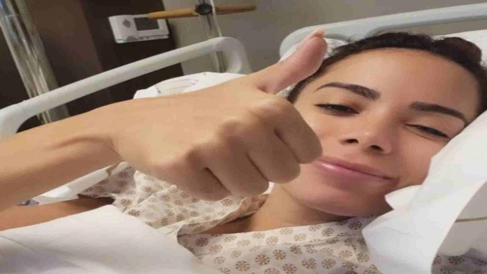 Anitta segue internada em SP e passará por nova avaliação médica após cirurgia