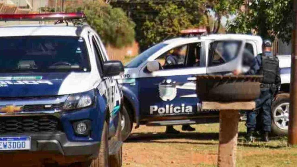 Mulher chega em casa e flagra marido estuprando a filha de 13 anos na sala em Campo Grande