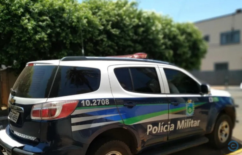Bêbado, jovem é preso após enforcar a própria mãe e ser contido pelo irmão
