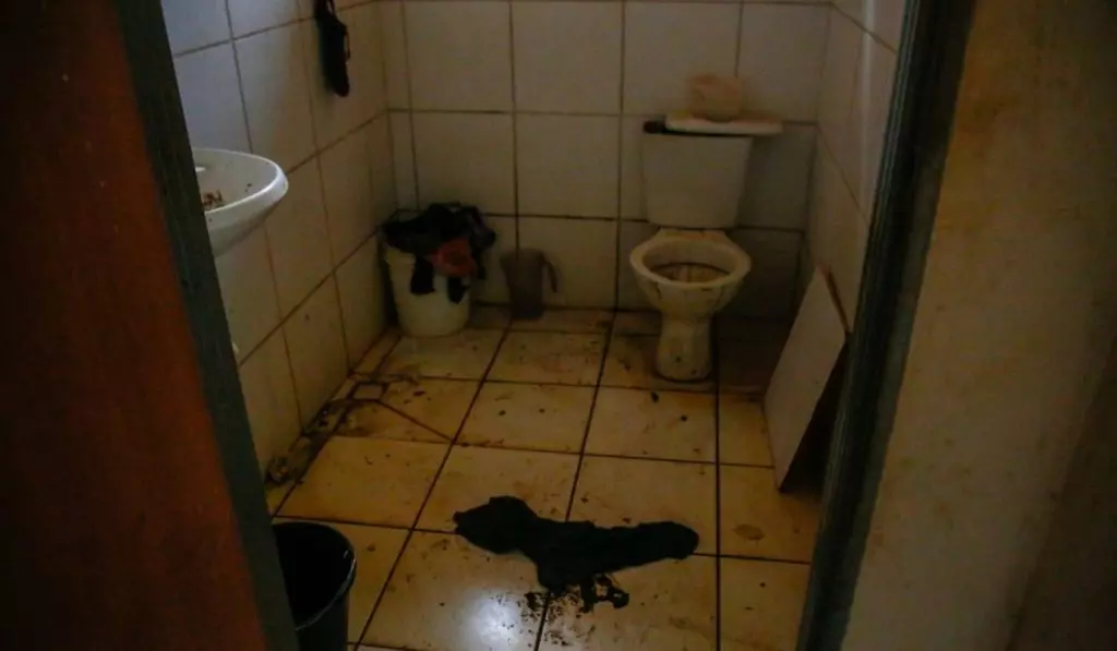 Abandonada e sem água há meses, idosa é resgatada de casa tomada por fezes em Campo Grande