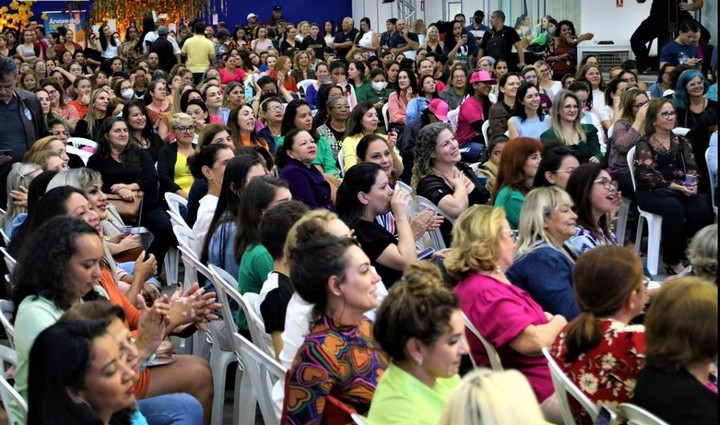 Em evento com mais de mil mulheres, Riedel e Tereza destacam importância da voz feminina