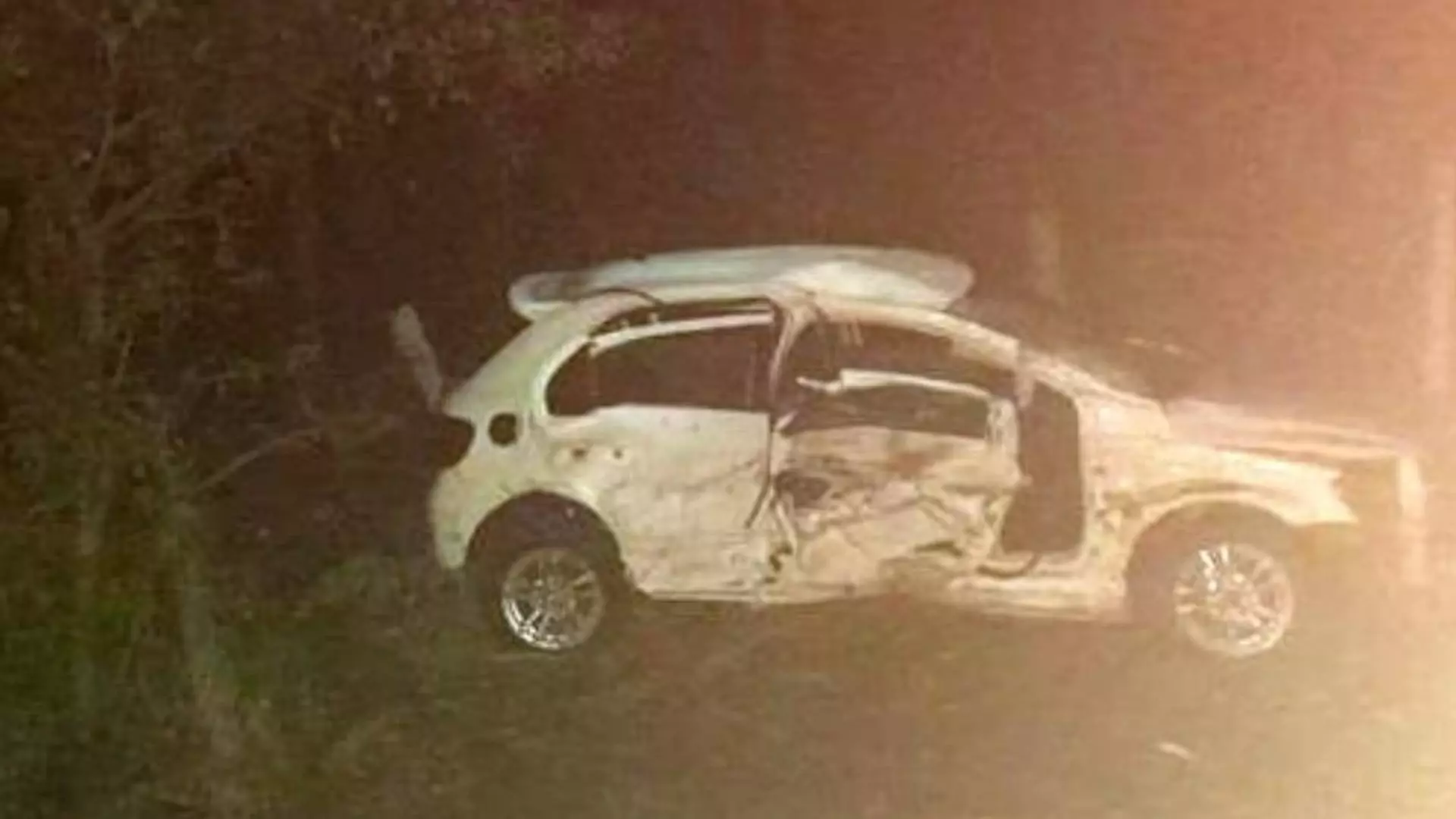 Vaca é arremessada em acidente e padre fica ferido a caminho de missa
