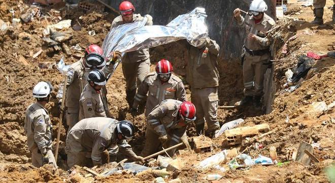 Deslizamento de terra deixa pelo menos 7 mortos no Recife (PE)