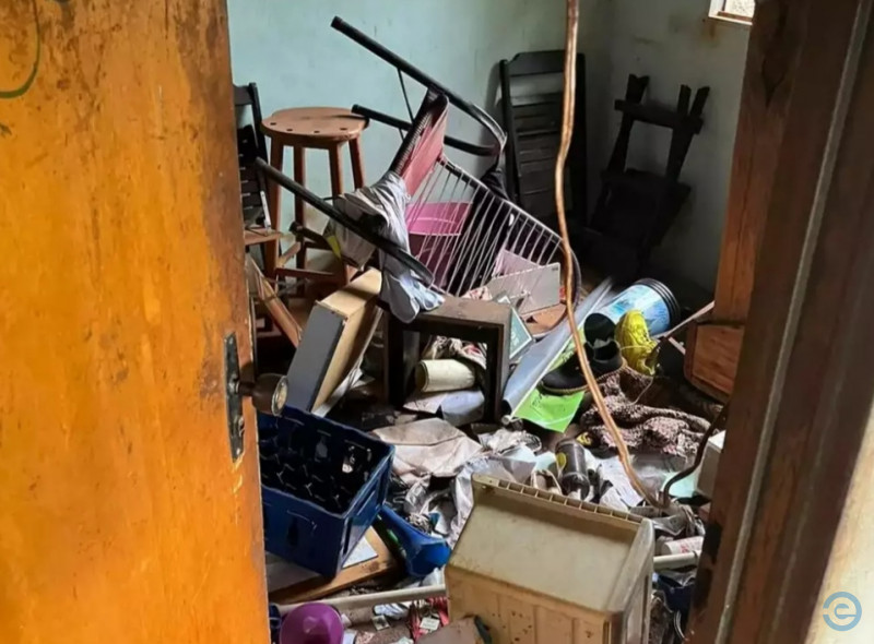 Cadeirante é abandonada desnutrida em casa tomada por lixo