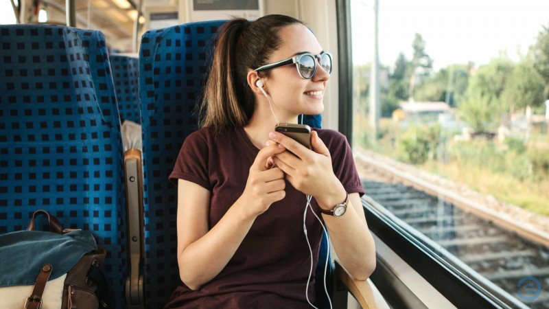 Mais de 1 bilhão de jovens estão sob risco por uso de fone e música alta