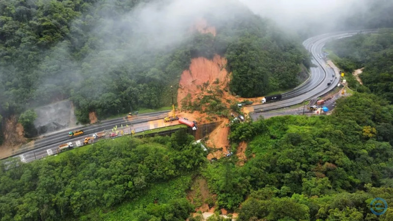 Chuva não dá trégua e dificulta resgate na BR-376; estrada pode desabar, diz Defesa Civil