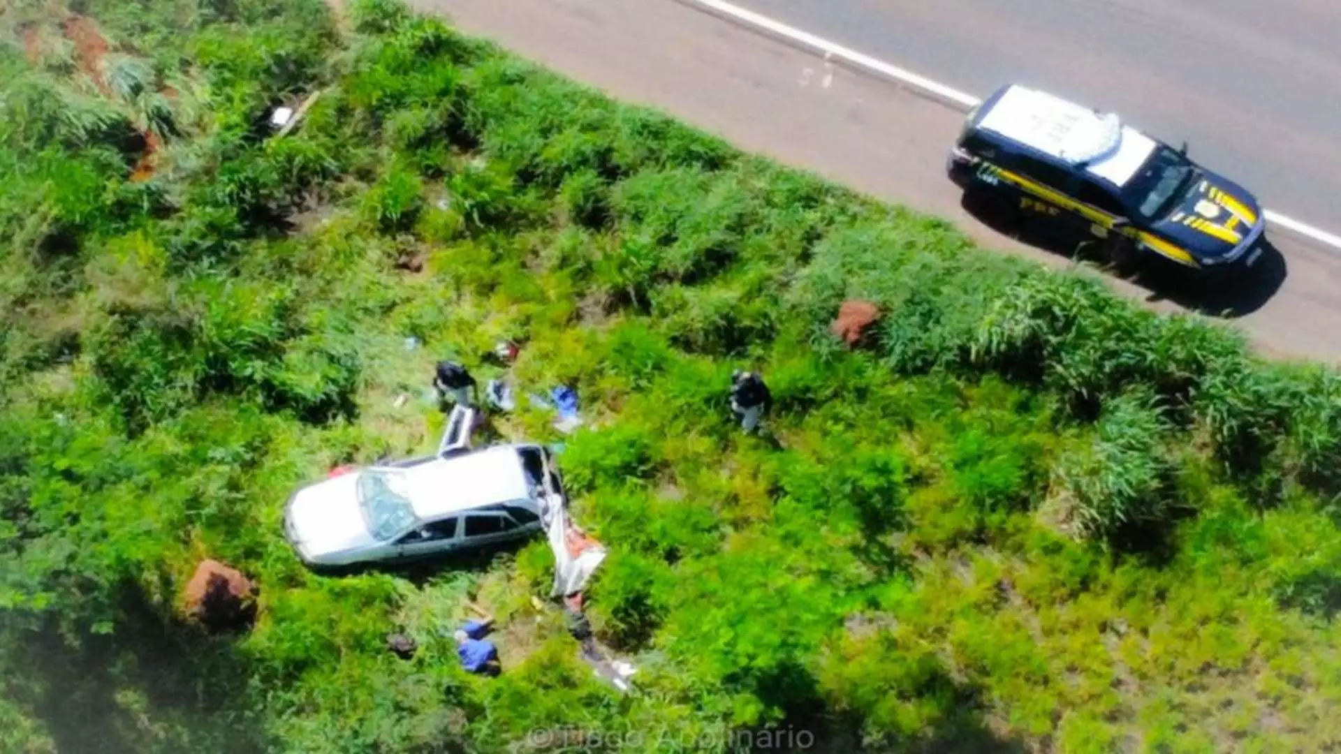Bebê de um mês é arremessado de carro que capotou após traficantes fugirem da PRF