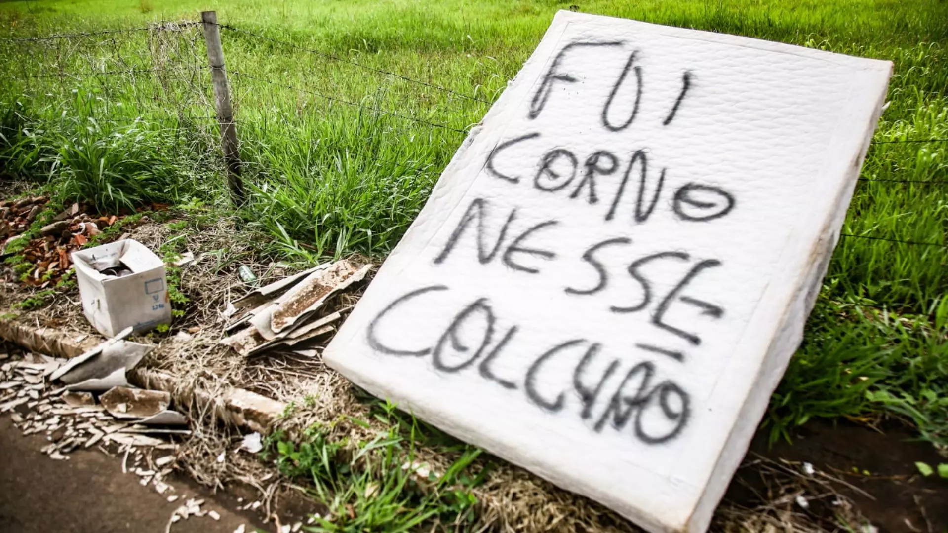Você conhece? Colchão chama atenção na Vila Sobrinho e todo mundo quer saber quem é o 'corno'
