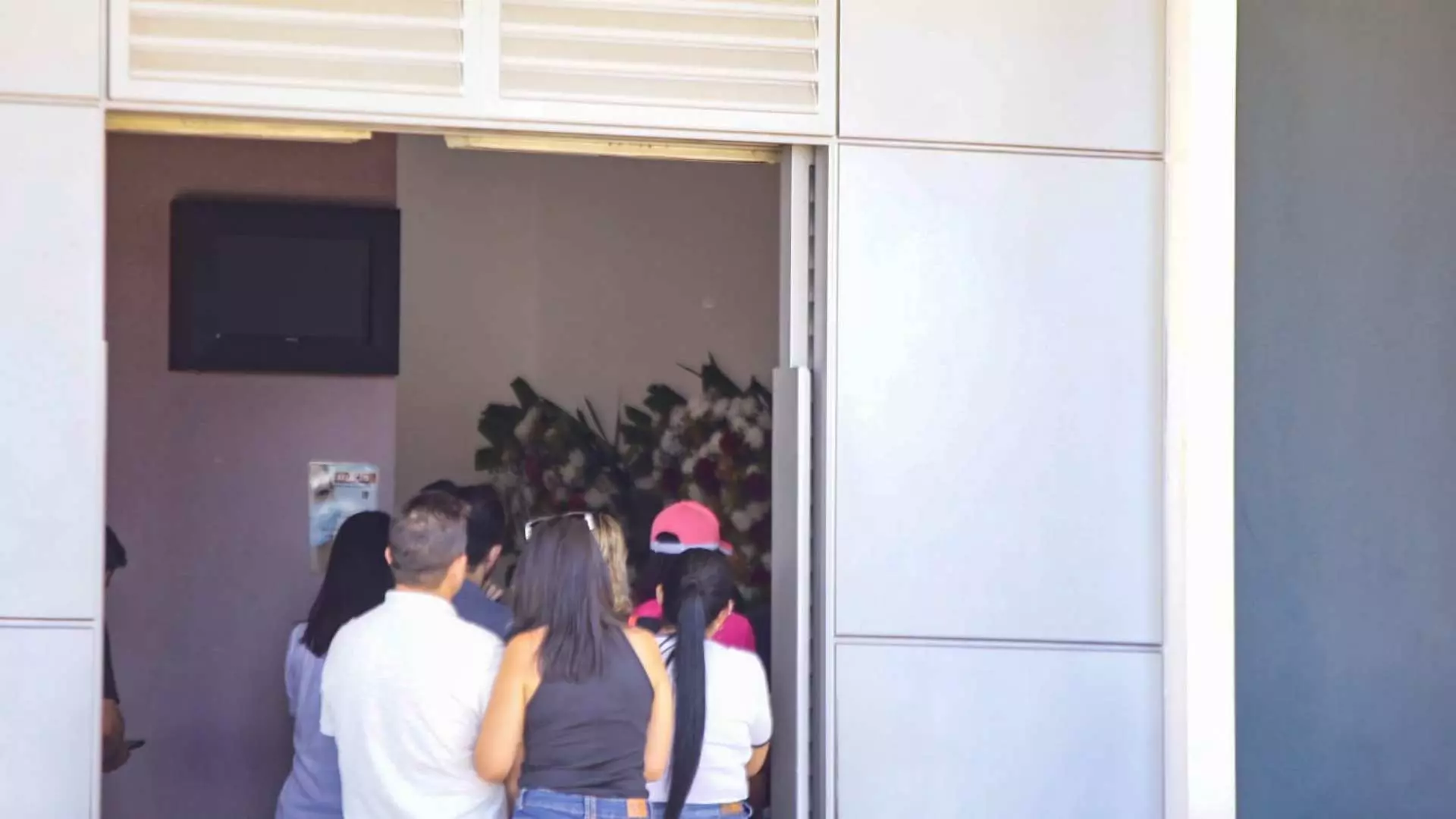 Famílias velam Kaio e Claudia juntos e acreditam que marido teve surto por distúrbios mentais