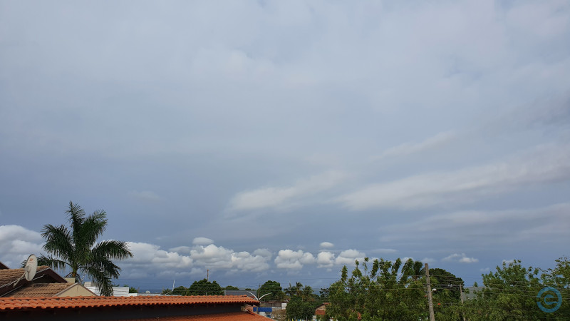 Segunda-feira tem céu claro, temperaturas amenas e previsão de chuva forte