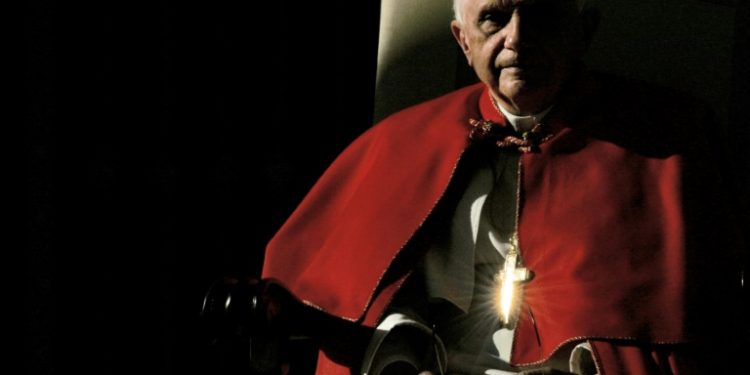 Bento XVI em estado grave, mas estável, afirma imprensa italiana
