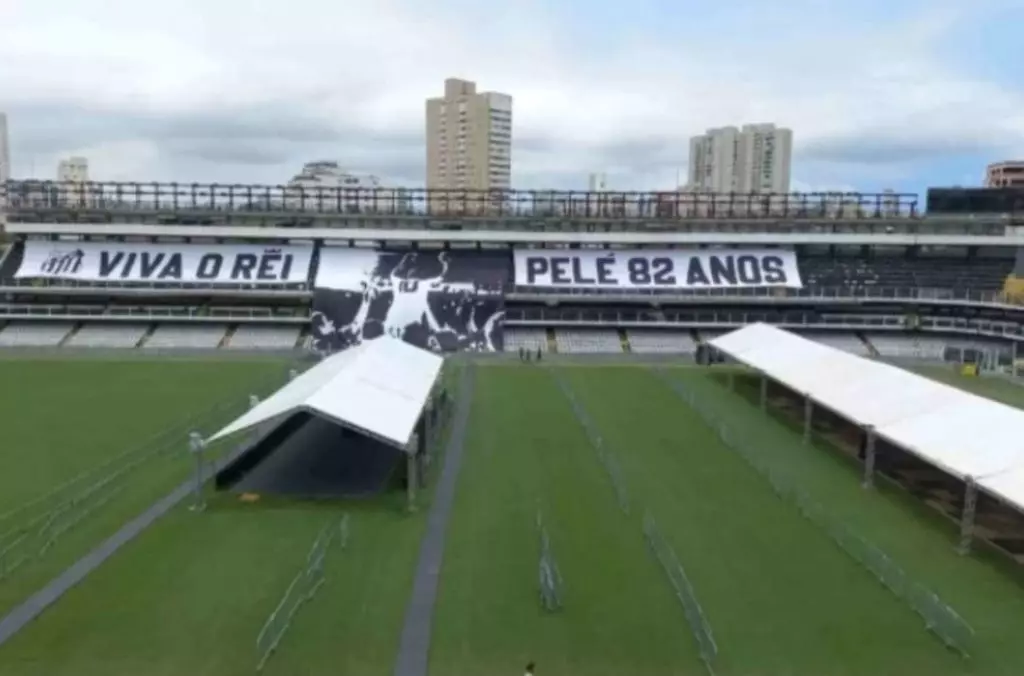 Corpo de Pelé chega ao gramado da Vila Belmiro 
