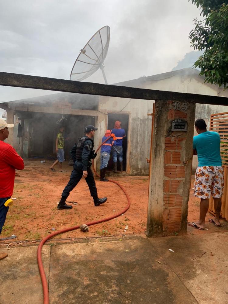 Sonora: Incêndio deixa casa parcialmente destruída, mãe e duas crianças estavam no local