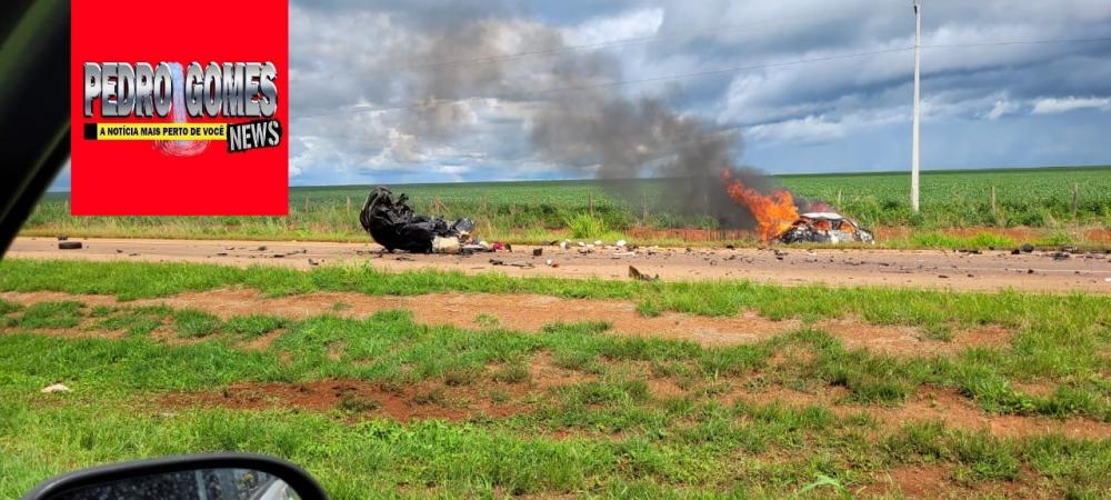 Acidente entre carros deixa 6 pessoas mortas; suspeita de 4 carbonizados entre elas, duas crianças