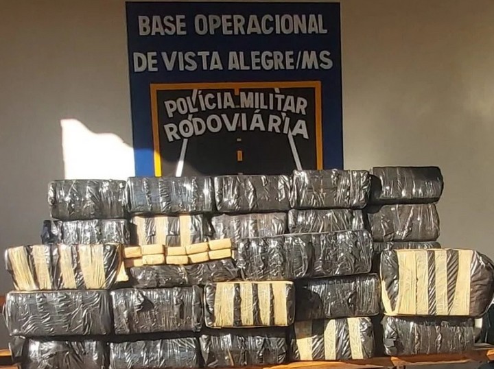 Traficante foge da PMR e abandona mais de meia tonelada de maconha em veículo