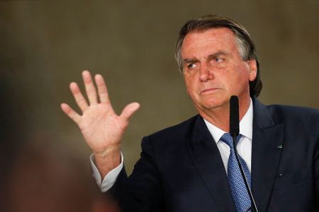 Bolsonaro é internado em hospital nos EUA com dores abdominais, diz fonte próxima à família
