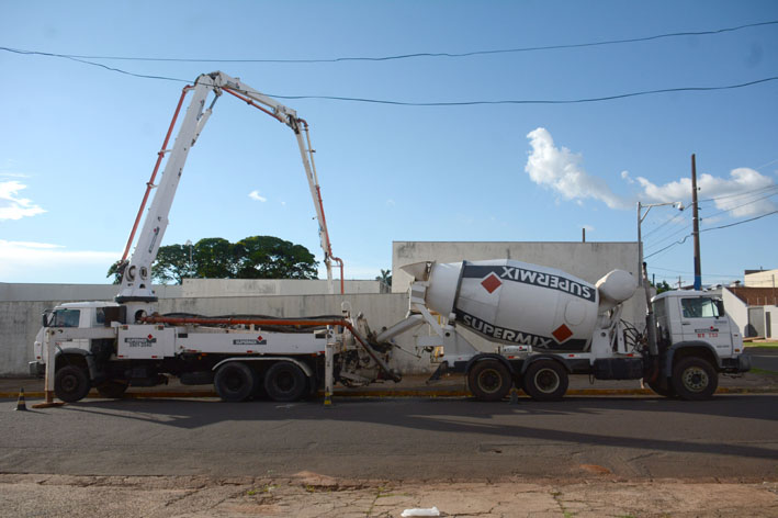 Túnel cavado para assalto a banco na Capital é fechado com concreto