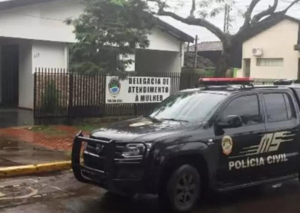 Mulher é presa ao arrastar a filha de 13 anos pelo asfalto