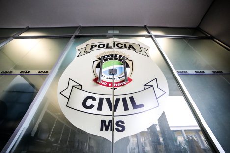 Gêmeos de 4 anos são abandonados em casa insalubre com lixo e chorando de fome