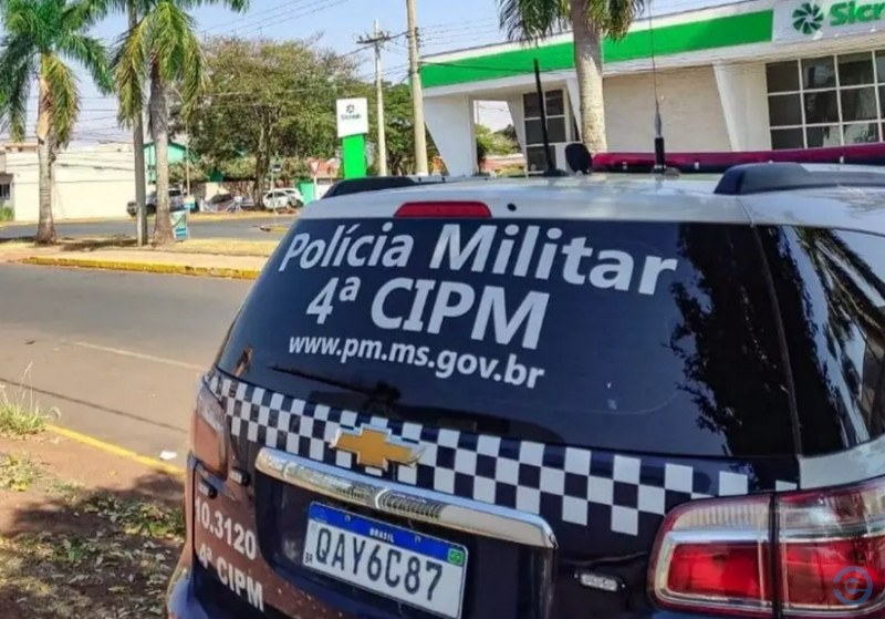 Mãe e padrasto são presos por torturar crianças de 4 e 6 anos
