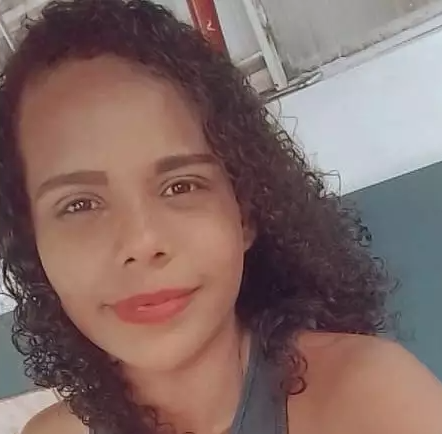 Homem mata a ex com seis facadas e desparece junto com a filha de dois anos 