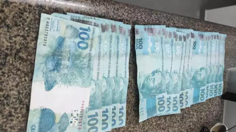 Carro velho chama atenção da polícia e três são presos com notas falsas