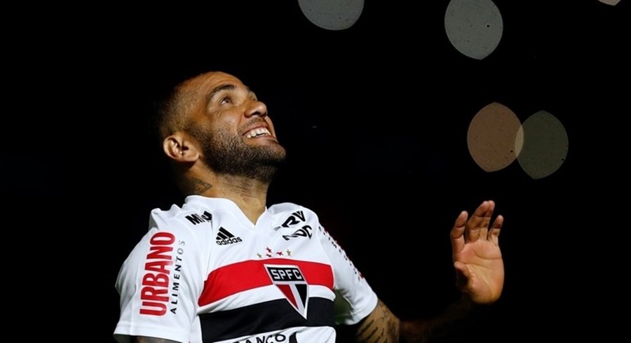 Daniel Alves troca camisas autografadas em esquema de cigarros dentro do presídio na Espanha