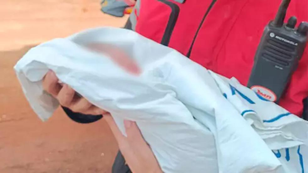 Dois meses após ser abandonado, bebê é colocado nos braços de pais adotivos