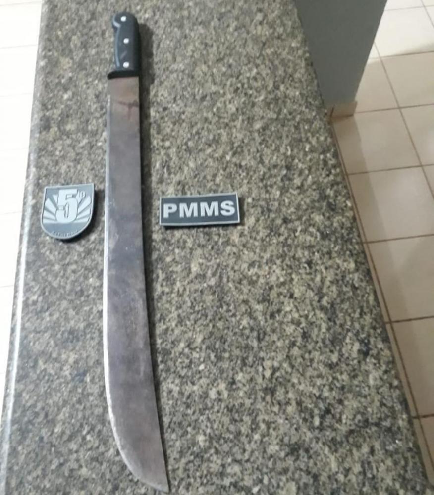 Homem é preso por ameaçar esposa com facão em Coxim