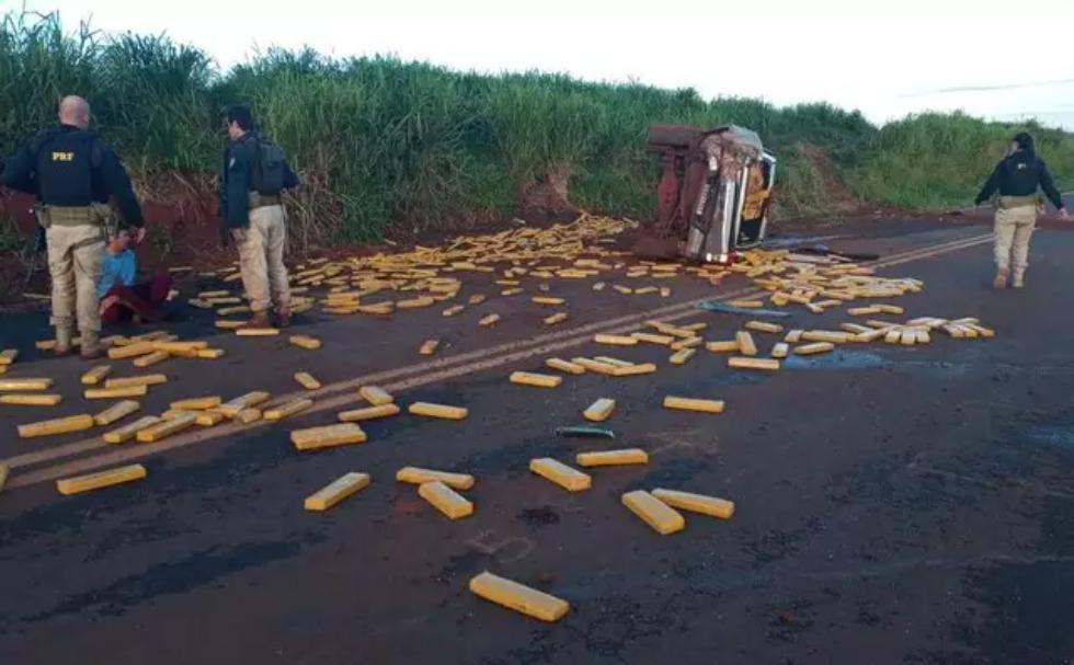 Traficantes fogem da polícia, batem em barranco e espalham droga em rodovia