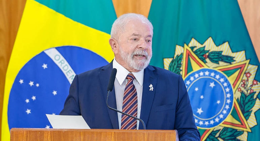 Lula assina projeto de lei para garantir pagamento do piso nacional da enfermagem