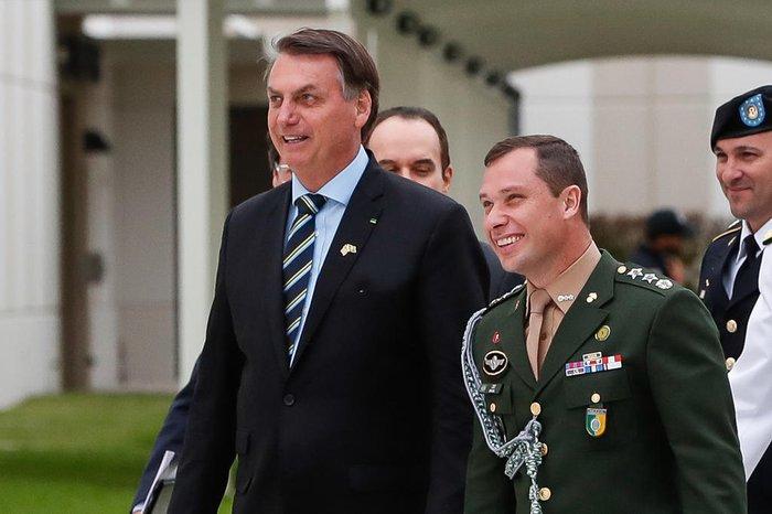 Ex-assessor de Jair Bolsonaro é preso em operação da PF